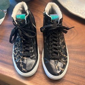 Very gently worn! Still in great shape